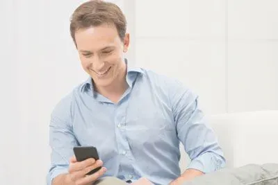 Man looking at Tinder on his smart phone